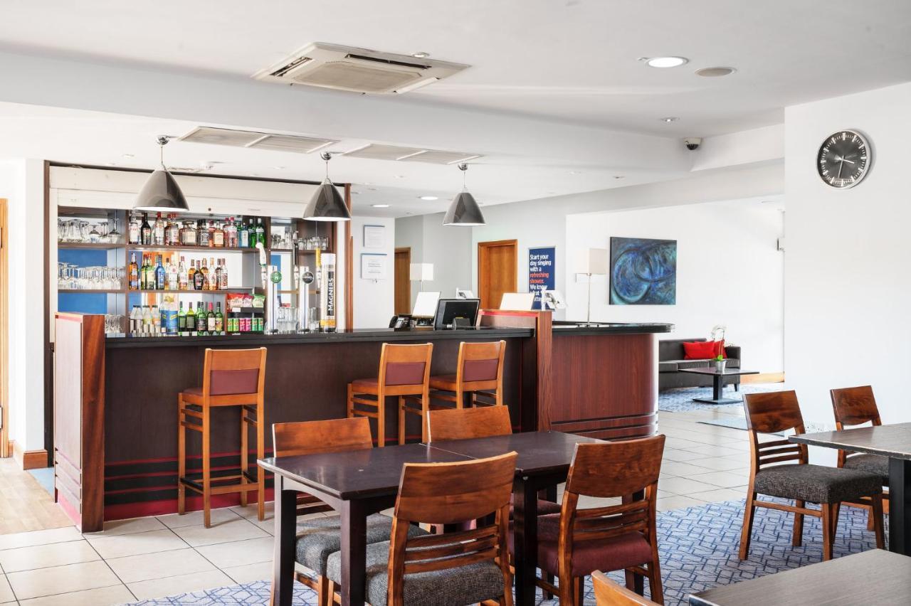 Holiday Inn Express Braintree By Ihg Exterior foto